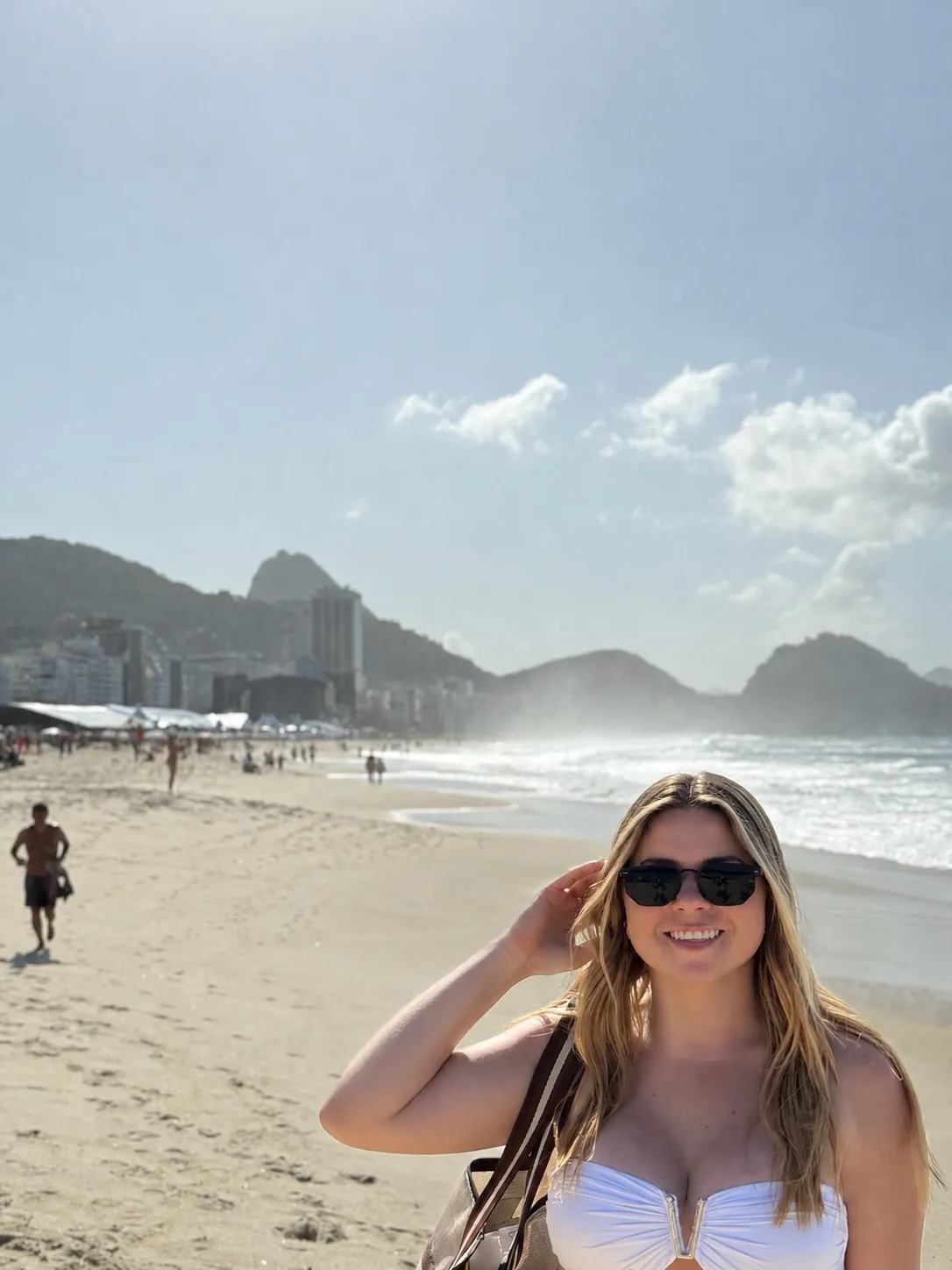 Fundadora da Solarina na praia